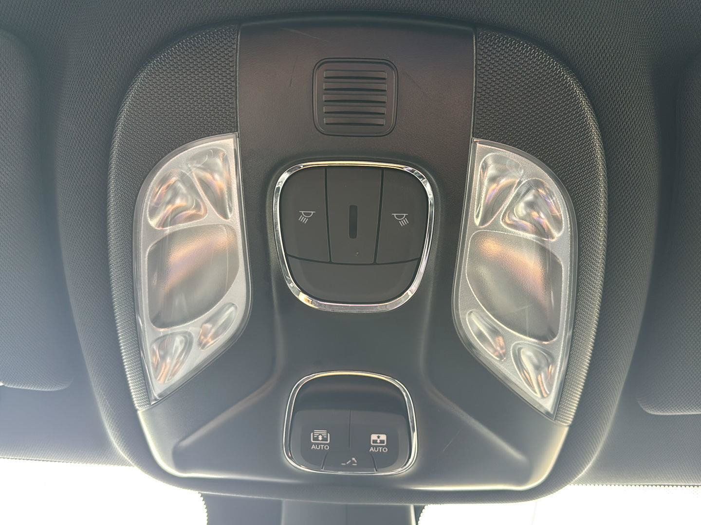 Used 2023 Jeep Compass Latitude w/ Sun and Sound Group AWD/4WD image 30