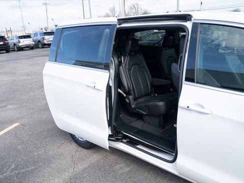 New 2026 Chrysler Pacifica Select image 12