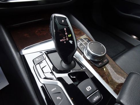 Used 2019 BMW 530e xDrive w/ Convenience Package image 17