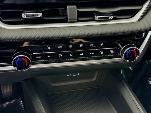 New 2026 Chevrolet Equinox LT w/ Convenience Package II FWD image 17