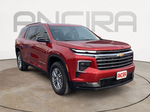 Used 2025 Chevrolet Traverse LT FWD image 7
