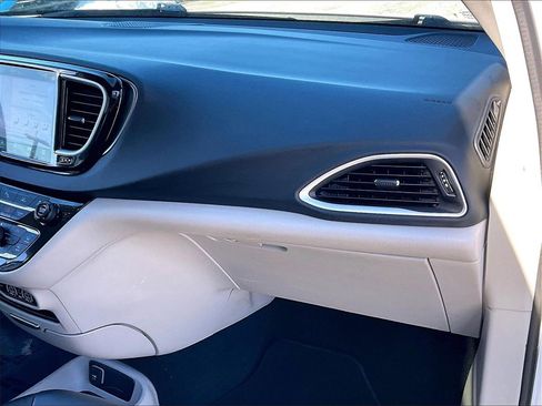 Used 2023 Chrysler Pacifica Touring-L image 12