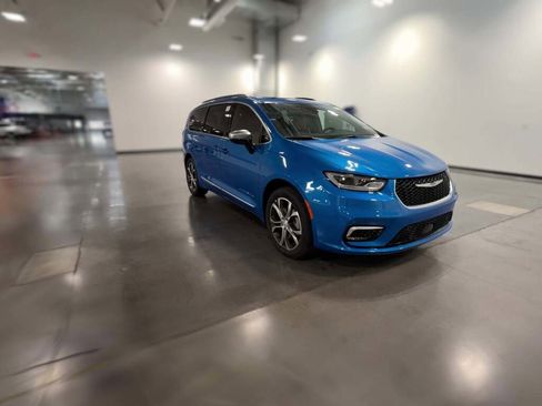 New 2026 Chrysler Pacifica Pinnacle image 16
