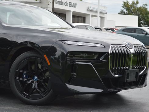 Used 2023 BMW i7 xDrive60 w/ Executive Package 2 AWD/4WD image 2