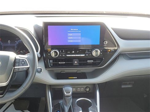 Used 2023 Toyota Highlander Limited image 14