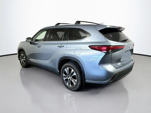 Used 2022 Toyota Highlander XLE AWD/4WD image 4