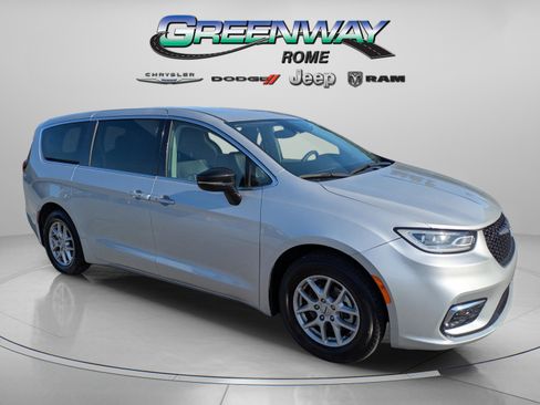 Used 2024 Chrysler Pacifica Touring-L image 2