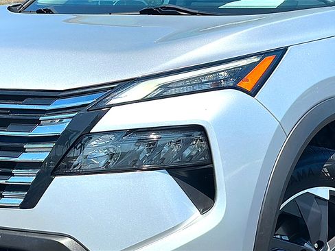 Used 2024 Nissan Rogue SV FWD image 4