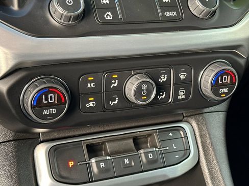 Used 2022 GMC Acadia SLT FWD image 29