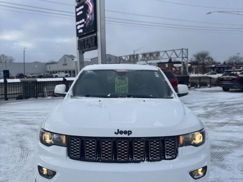 Used 2017 Jeep Grand Cherokee Altitude image 8