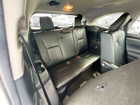 Used 2021 Toyota Highlander XLE image 31