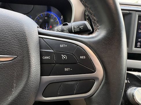 Used 2018 Chrysler Pacifica Touring-L FWD image 15