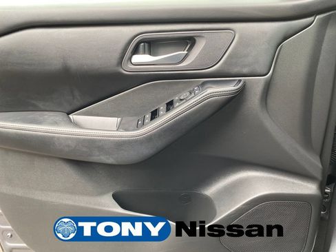 Used 2024 Nissan Rogue SV FWD image 30