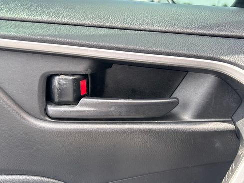 Used 2021 Toyota RAV4 LE FWD image 8