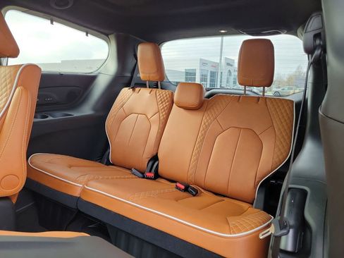 New 2026 Chrysler Pacifica Pinnacle w/ Trailer Tow Group image 13