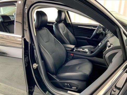 Used 2018 Ford Fusion Titanium FWD image 16