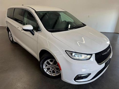 Used 2023 Chrysler Pacifica Touring-L FWD image 29