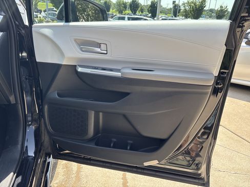 Used 2025 Toyota Sienna XLE FWD image 28