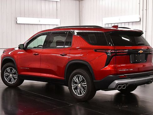 Used 2025 Chevrolet Traverse LT w/ Driver Confidence Package AWD/4WD image 5