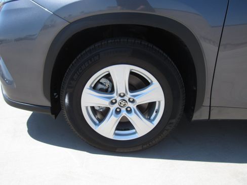 Used 2023 Toyota Highlander LE FWD image 4