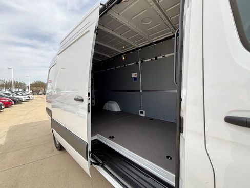 Used 2025 Mercedes-Benz Sprinter 2500 image 21