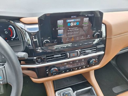 Used 2025 Nissan Pathfinder Platinum FWD image 14