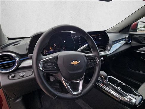 Used 2025 Chevrolet Trax LT w/ LT Convenience Package image 9