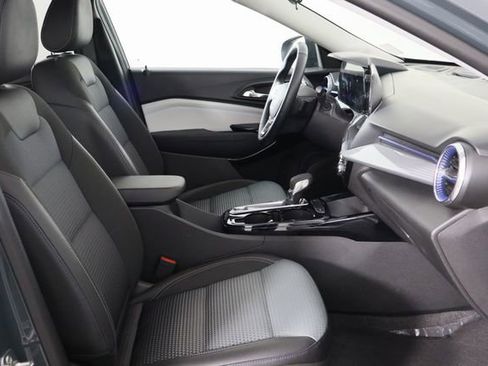 Used 2025 Chevrolet Trax LT w/ LT Convenience Package image 19