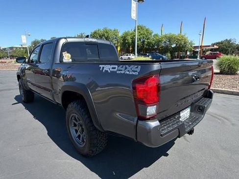 Used 2018 Toyota Tacoma TRD Off-Road w/ Technology Package AWD/4WD image 6