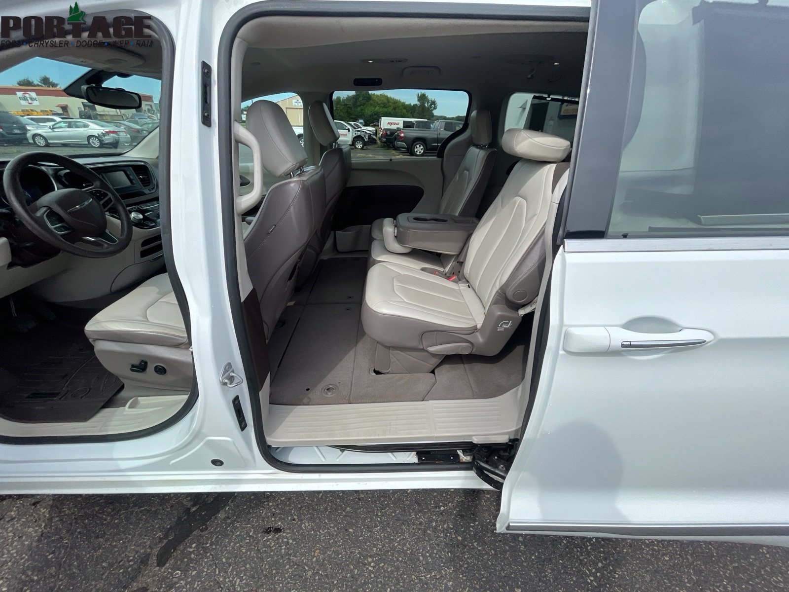 Used 2017 Chrysler Pacifica Touring-L FWD image 17