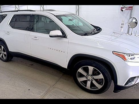 Used 2019 Chevrolet Traverse LT w/ LT Premium Package image 3