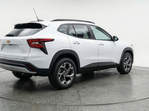 Used 2025 Chevrolet Trax LT w/ LT Convenience Package image 9