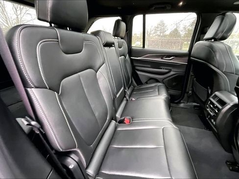 Used 2024 Jeep Grand Cherokee Limited image 25