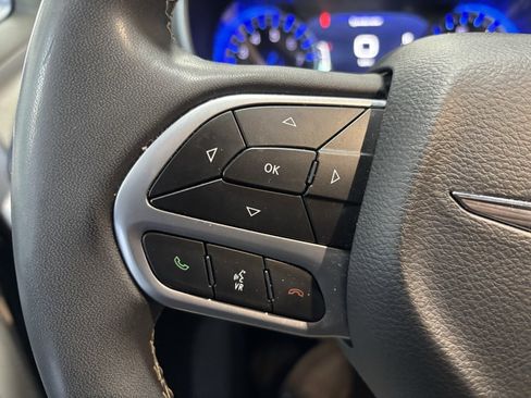 Used 2024 Chrysler Pacifica Touring-L image 17