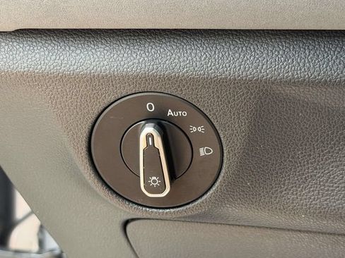 Used 2025 Volkswagen Jetta SE FWD image 21