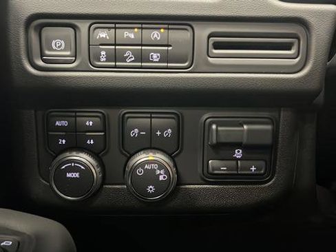 Used 2023 Chevrolet Suburban Z71 w/ Luxury Package image 42