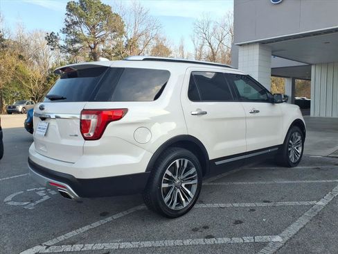 Used 2017 Ford Explorer Platinum image 2