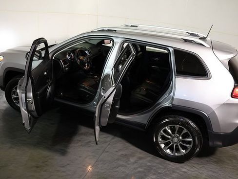 Used 2019 Jeep Cherokee Latitude Plus w/ Cold Weather Group AWD/4WD image 5