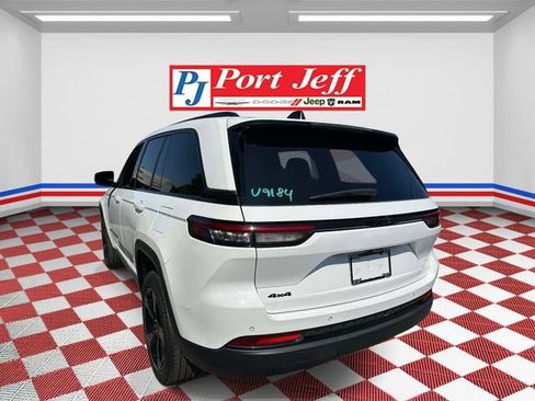 Used 2023 Jeep Grand Cherokee Altitude AWD/4WD image 5