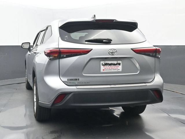 Used 2023 Toyota Highlander L FWD image 4