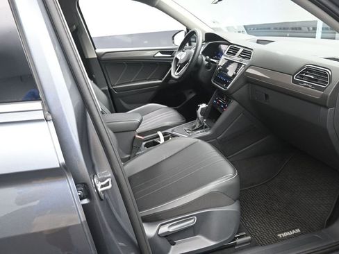 Used 2024 Volkswagen Tiguan SE FWD image 30