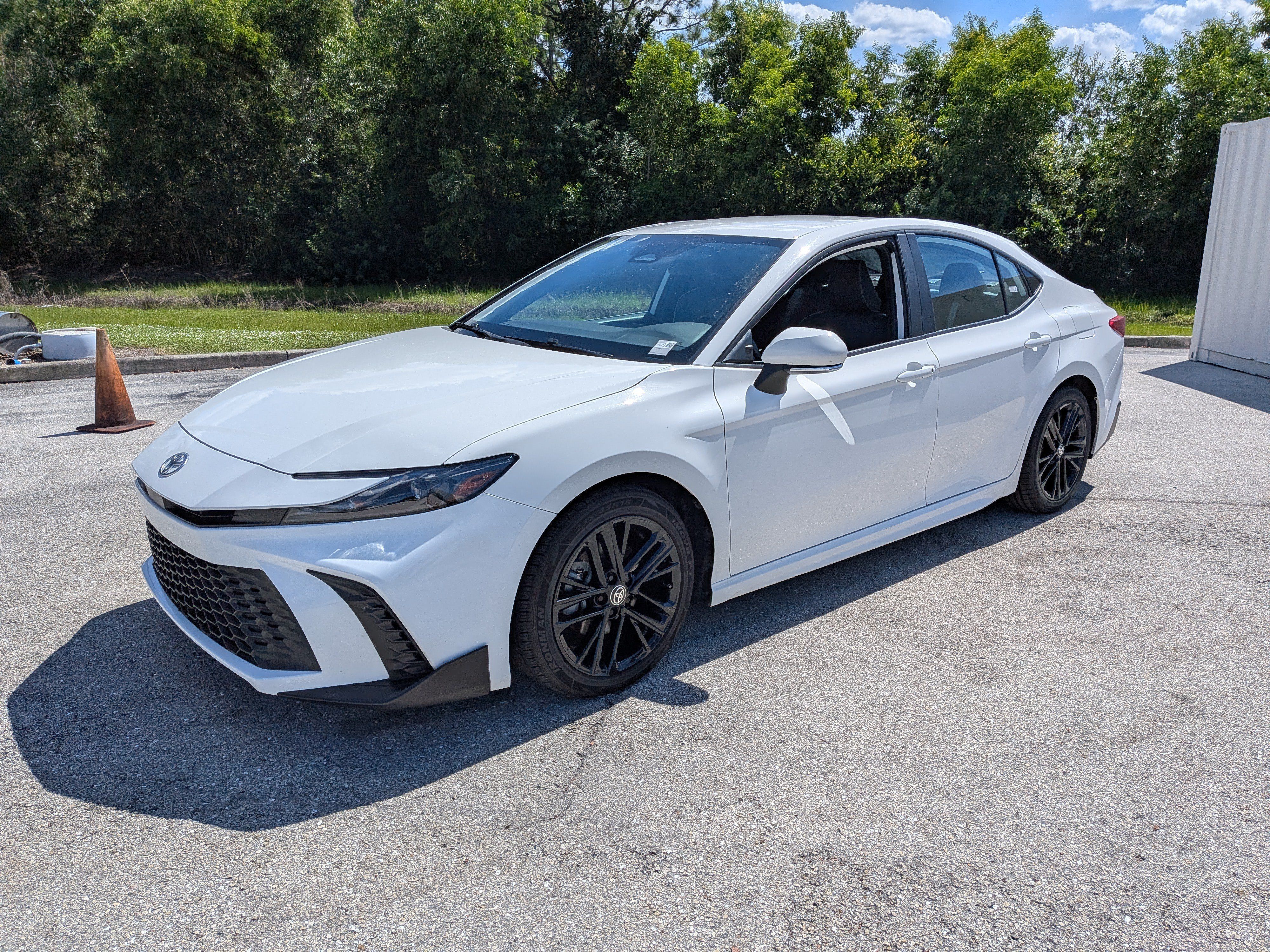 Used 2025 Toyota Camry SE FWD image 8