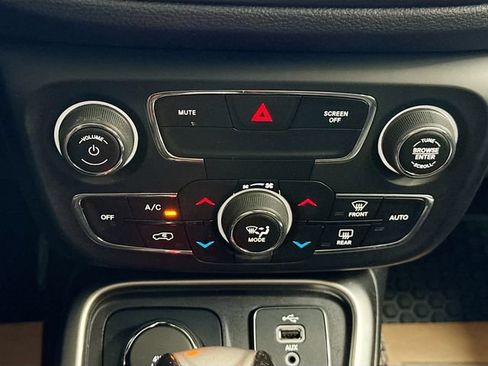 Used 2019 Jeep Compass Latitude w/ Popular Equipment Group AWD/4WD image 16