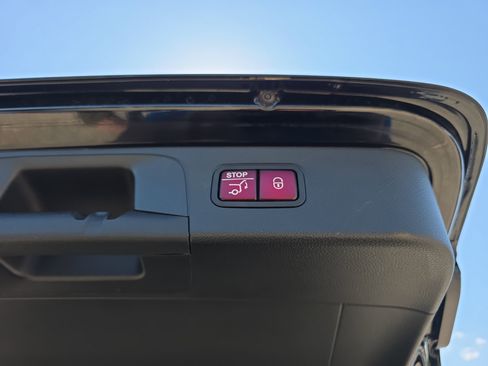 Used 2022 Mercedes-Benz GLC 300 image 32