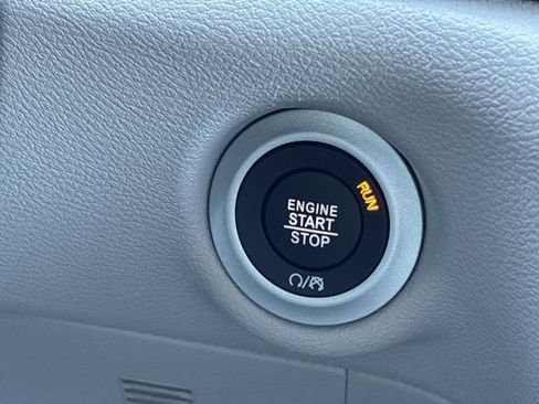 Used 2024 Chrysler Pacifica Touring-L image 31