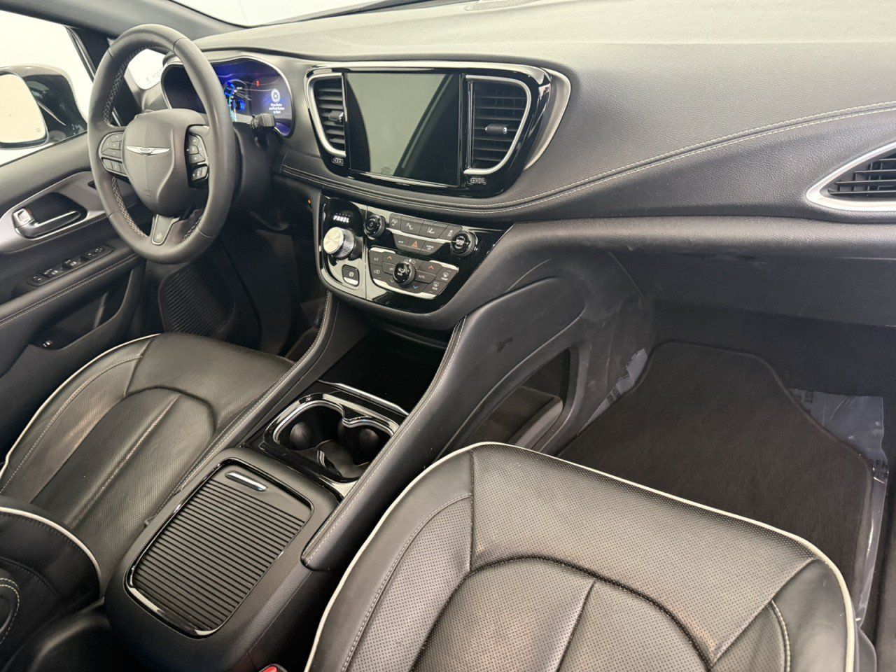 Used 2023 Chrysler Pacifica Limited w/ S Appearance Package FWD image 11