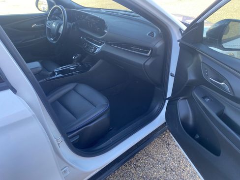 Used 2024 Buick Envista Sport Touring image 16