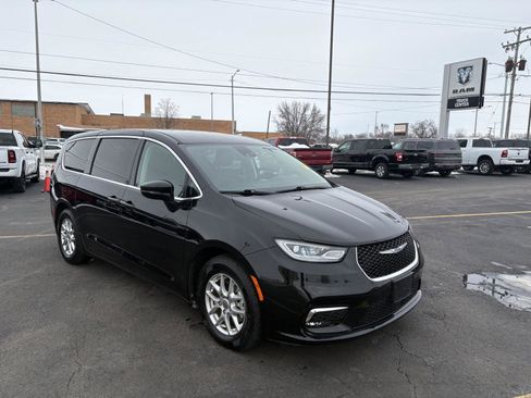 Used 2024 Chrysler Pacifica Touring-L image 2