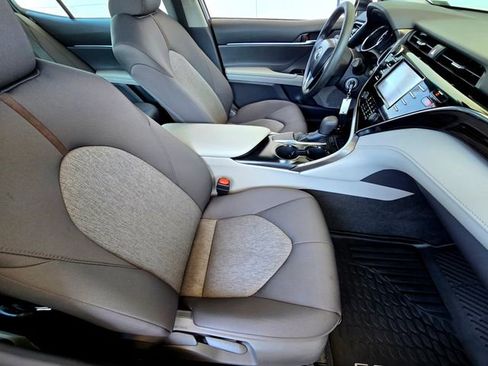 Used 2018 Toyota Camry LE FWD image 19