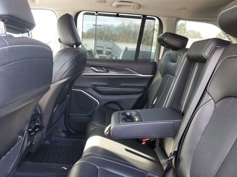 Used 2022 Jeep Grand Cherokee Limited w/ Luxury Tech Group II image 16